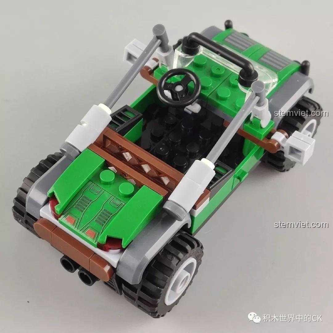 Góc nhìn từ trên cao xuống nội thất của mô hình xe Jeep quân sự từ bộ Winner 5105 Căn Cứ Dầu Mỏ, hiển thị không gian và vô lăng.