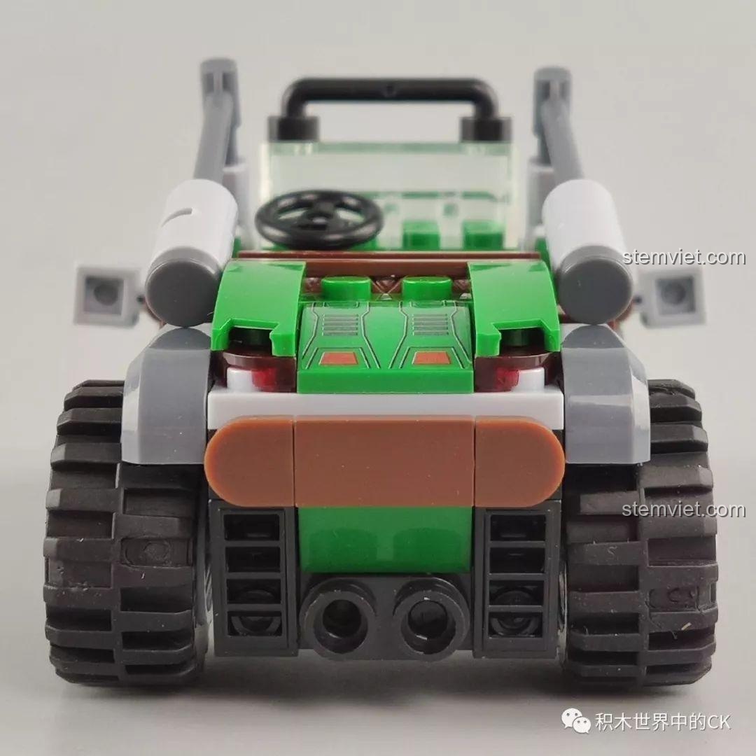 Mặt sau của mô hình xe Jeep quân sự trong bộ Winner 5105 Căn Cứ Dầu Mỏ, với ống xả kép và thiết kế đuôi xe mạnh mẽ.