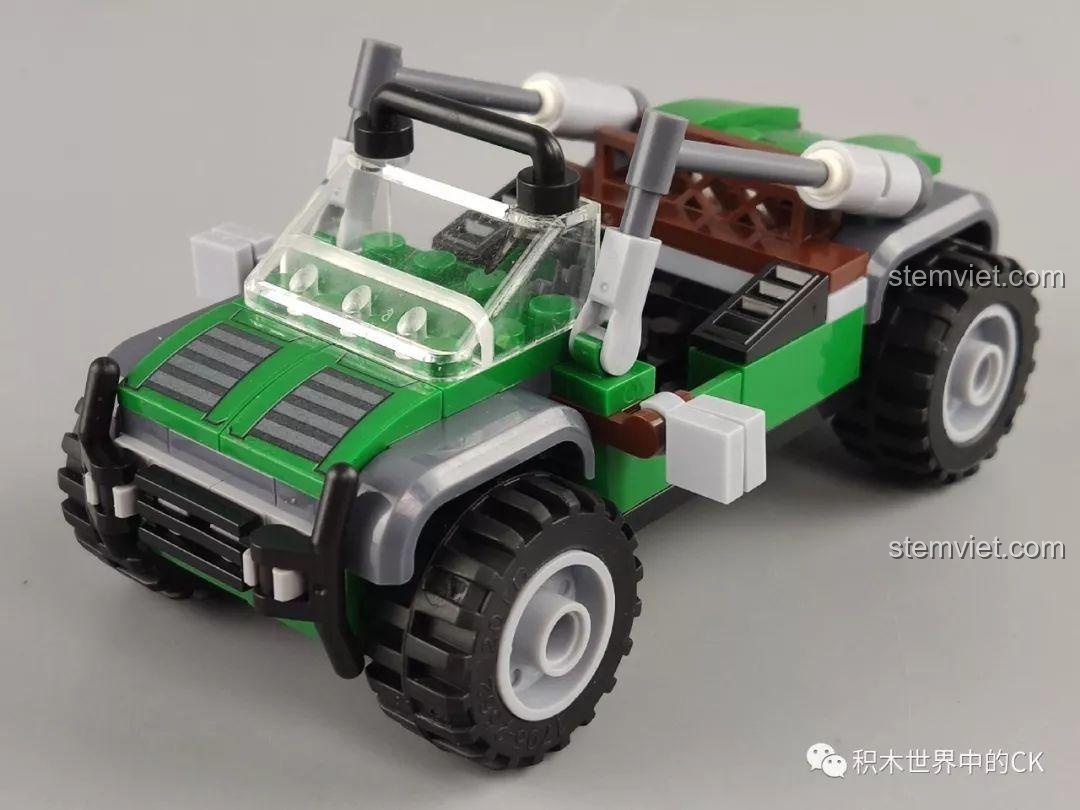 Góc nhìn tổng thể của mô hình xe Jeep quân sự đã lắp ráp hoàn chỉnh từ bộ Winner 5105 Căn Cứ Dầu Mỏ, với thiết kế chắc chắn và chi tiết.