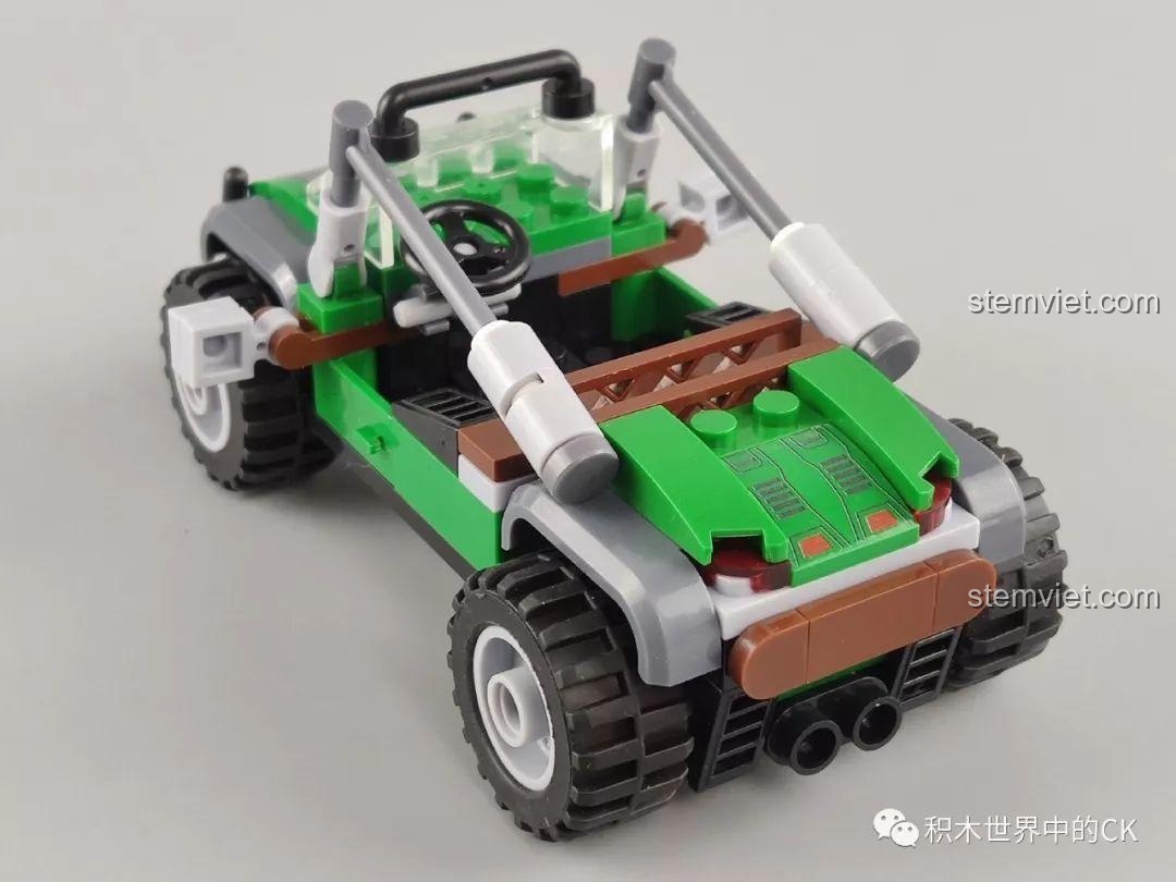 Góc nhìn từ trên cao xuống mô hình xe Jeep quân sự đã lắp ráp từ bộ Winner 5105 Căn Cứ Dầu Mỏ, hiển thị không gian nội thất và chi tiết bên trong.