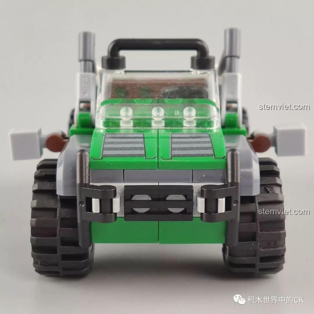 Mặt trước của mô hình xe Jeep quân sự trong bộ Winner 5105 Căn Cứ Dầu Mỏ, với lưới tản nhiệt và đèn pha được thiết kế chi tiết.