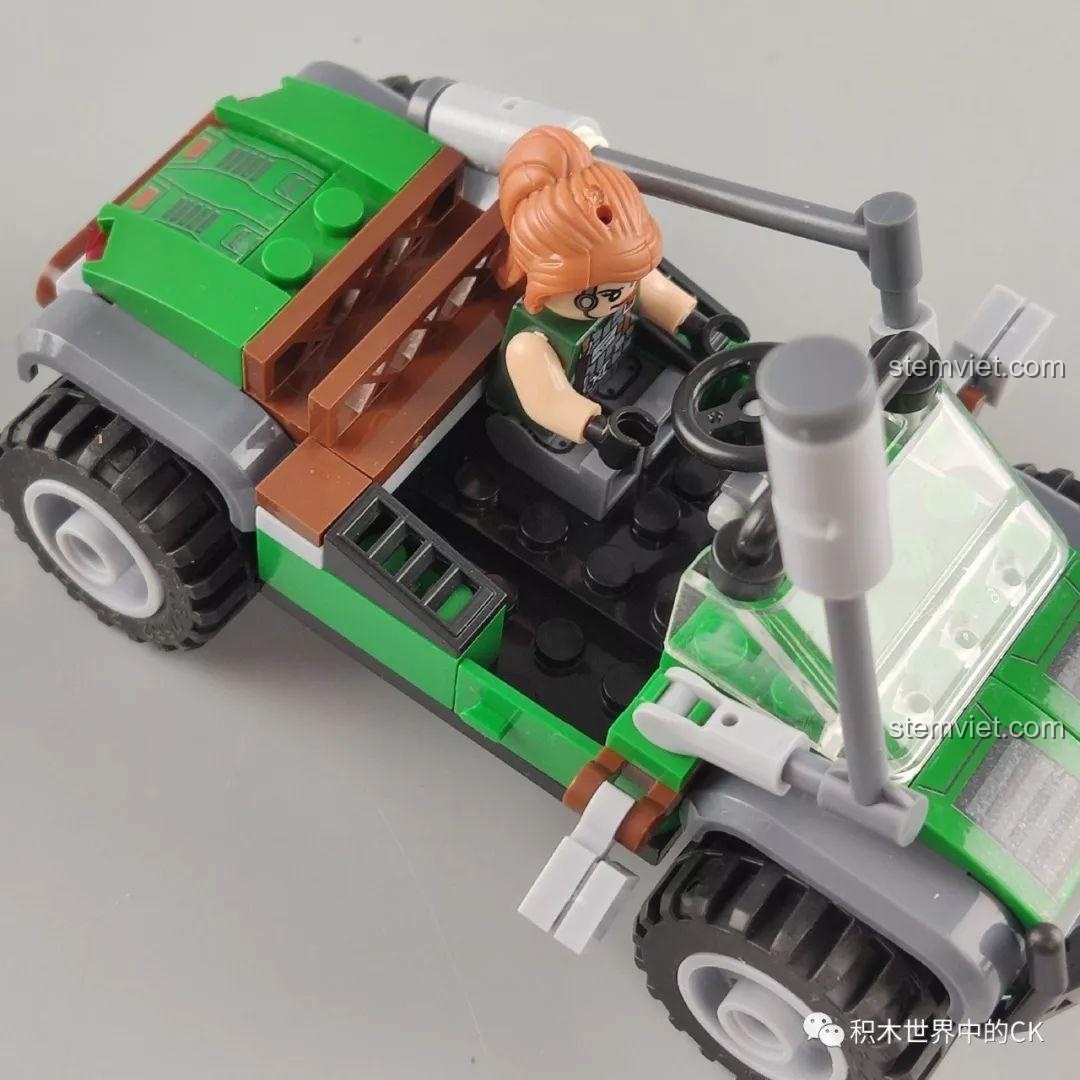 Mô hình xe tải chở dầu đã lắp ráp hoàn chỉnh từ bộ Winner 5105 Căn Cứ Dầu Mỏ, với hai bồn chứa lớn và thiết kế mạnh mẽ.