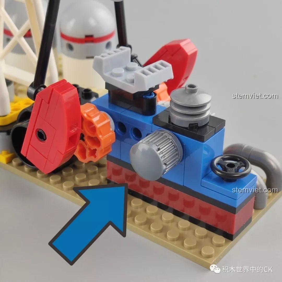 Cận cảnh bánh xe và bậc lên xuống của mô hình xe tải chở dầu từ bộ Winner 5105 Căn Cứ Dầu Mỏ, thể hiện sự chắc chắn và chi tiết.