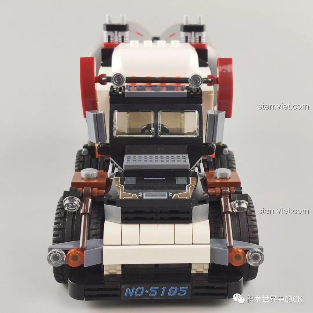 Cận cảnh bồn chứa dầu của mô hình xe tải chở dầu từ bộ Winner 5105 Căn Cứ Dầu Mỏ, với các chi tiết dán decal 'FUEL' và 'R' sắc nét.