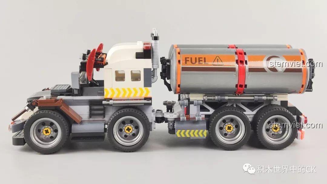 Góc nhìn từ phía sau bồn chứa dầu của mô hình xe tải chở dầu trong bộ Winner 5105 Căn Cứ Dầu Mỏ, với các chi tiết ống dẫn và đèn hậu.