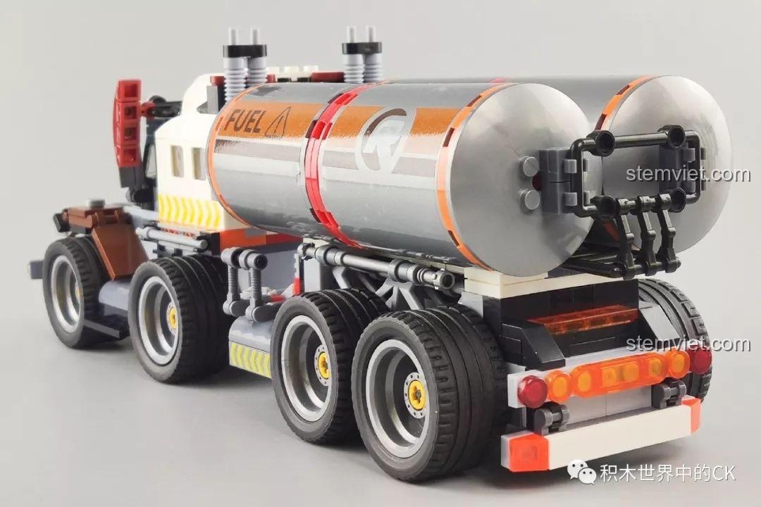 Góc nhìn từ trên cao xuống bồn chứa dầu của mô hình xe tải chở dầu từ bộ Winner 5105 Căn Cứ Dầu Mỏ, hiển thị hai bồn song song và các chi tiết kết nối.