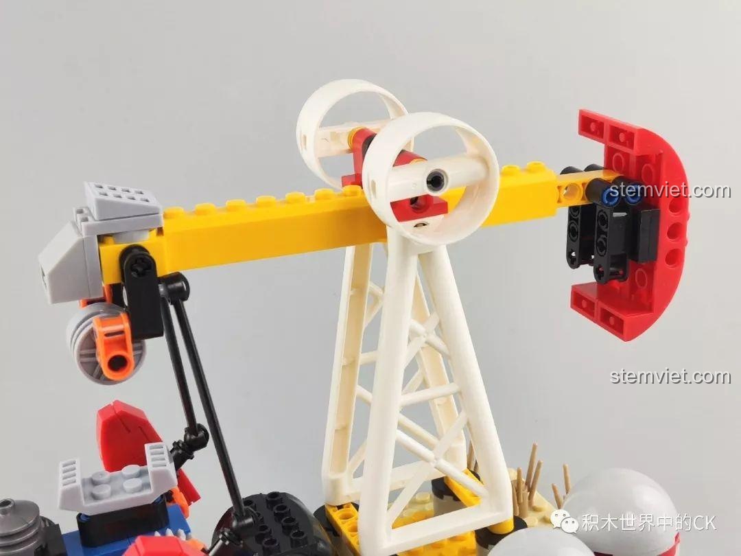 Nội thất cabin của mô hình xe tải chở dầu từ bộ Winner 5105 Căn Cứ Dầu Mỏ, với vô lăng và không gian đủ cho minifigure.