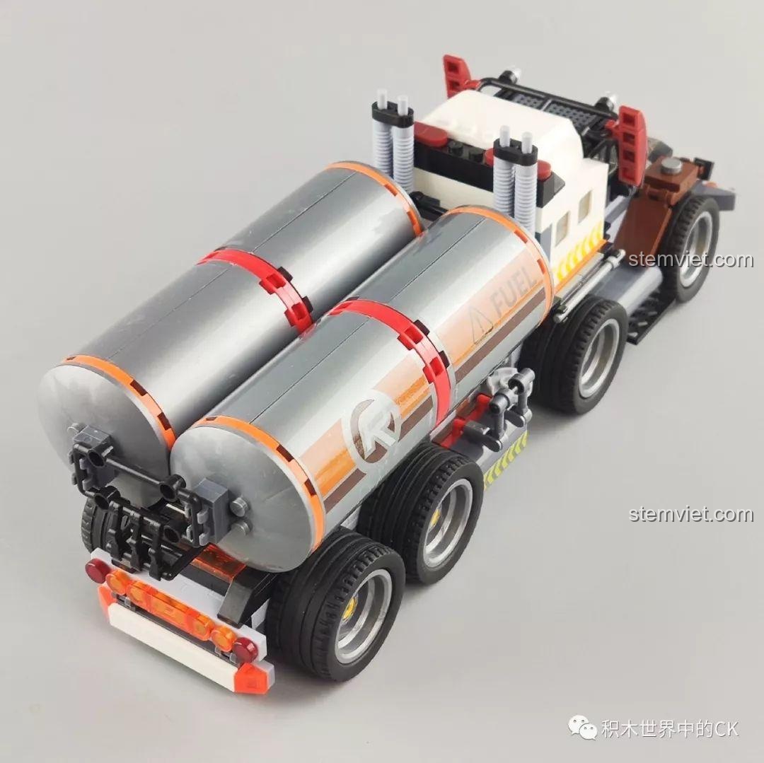 Cận cảnh chân chống của thùng xe tải chở dầu trong bộ Winner 5105 Căn Cứ Dầu Mỏ, giúp thùng xe đứng vững khi tách rời.