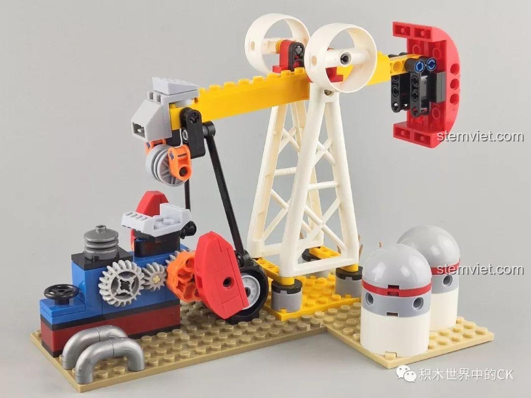 Góc nhìn bên hông của mô hình xe tải chở dầu từ bộ Winner 5105 Căn Cứ Dầu Mỏ, thể hiện chiều dài và các chi tiết bên hông xe.