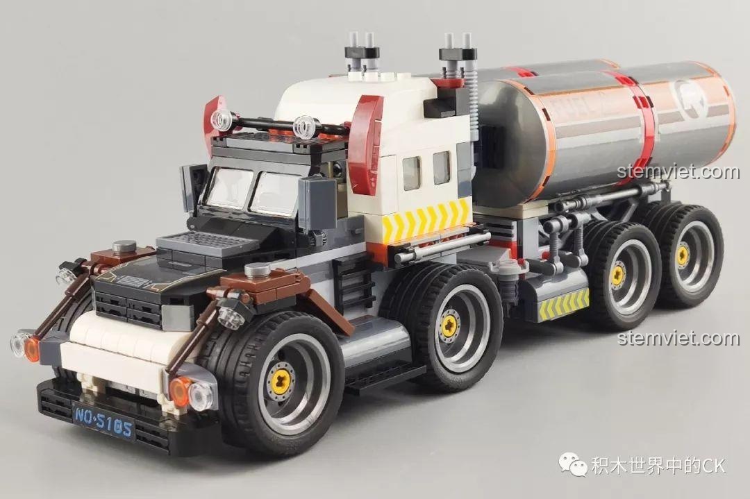 Cận cảnh khớp nối giữa đầu xe và thùng xe tải chở dầu trong bộ Winner 5105 Căn Cứ Dầu Mỏ, cho phép xe linh hoạt di chuyển.