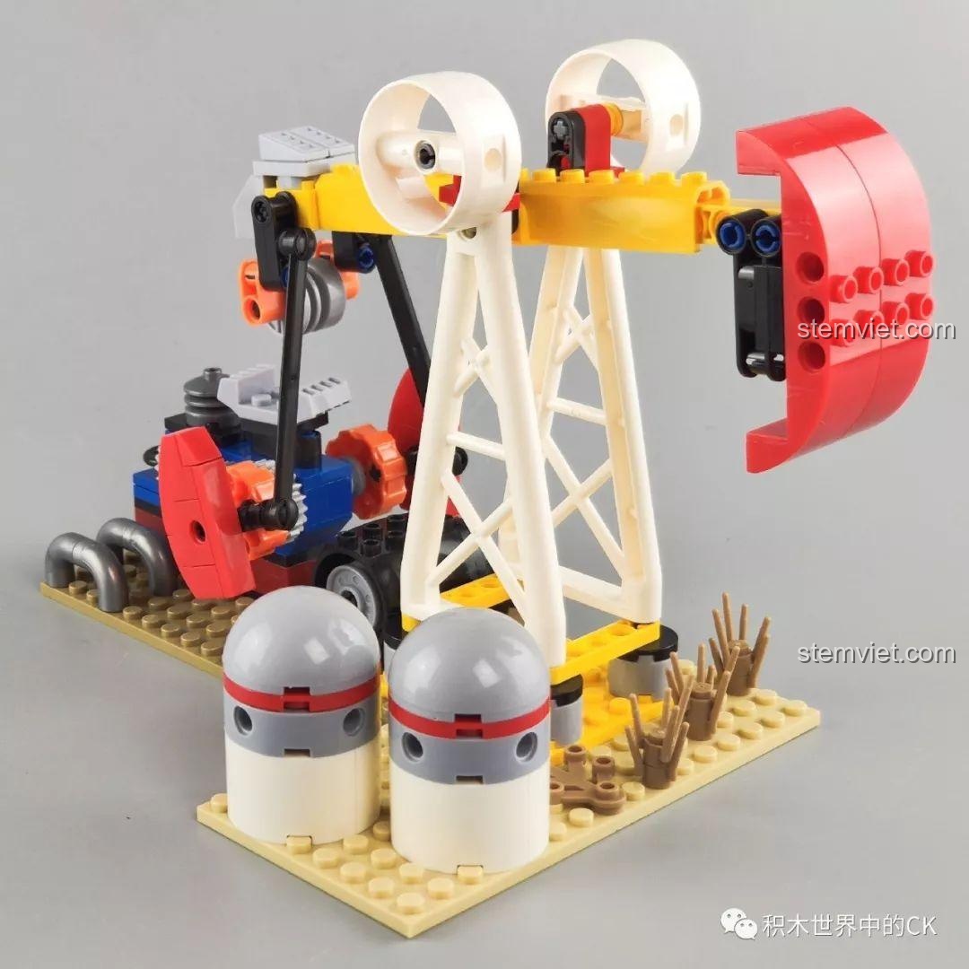 Góc nhìn từ phía sau của mô hình xe tải chở dầu trong bộ Winner 5105 Căn Cứ Dầu Mỏ, với hai bồn chứa lớn và đèn hậu chi tiết.