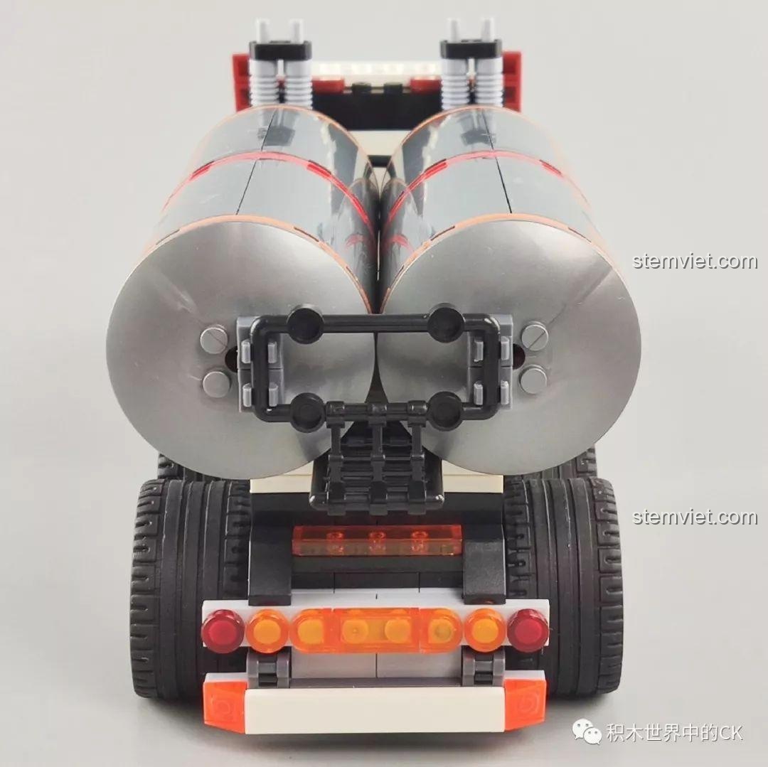 Mô hình xe tải chở dầu Winner 5105 Căn Cứ Dầu Mỏ được tách rời thành đầu xe và thùng xe, thể hiện tính năng linh hoạt của bộ lắp ráp.