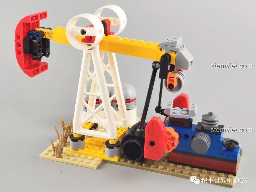 Góc nhìn từ trên cao xuống mô hình xe tải chở dầu đã lắp ráp từ bộ Winner 5105 Căn Cứ Dầu Mỏ, hiển thị hai bồn chứa lớn và thiết kế tổng thể.