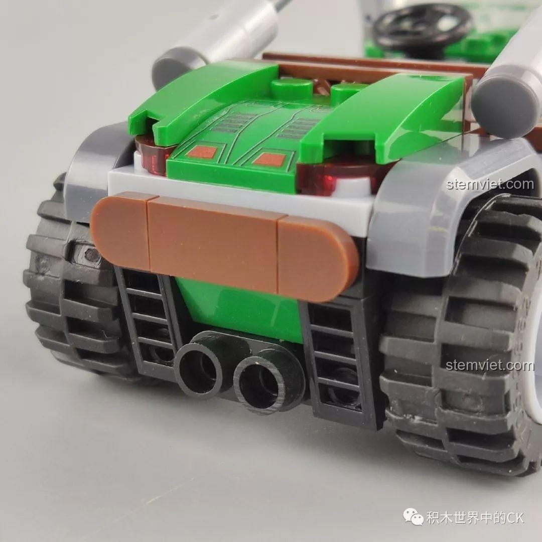 Mặt trước của mô hình xe tải chở dầu trong bộ Winner 5105 Căn Cứ Dầu Mỏ, với lưới tản nhiệt và đèn pha được thiết kế chi tiết.