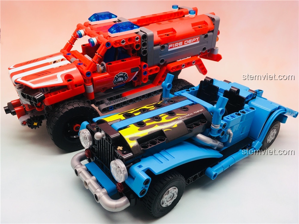 So sánh mô hình Winner 7090 với một chiếc xe cứu hỏa lắp ráp, làm nổi bật sự đa dạng về kích thước và loại hình xe.