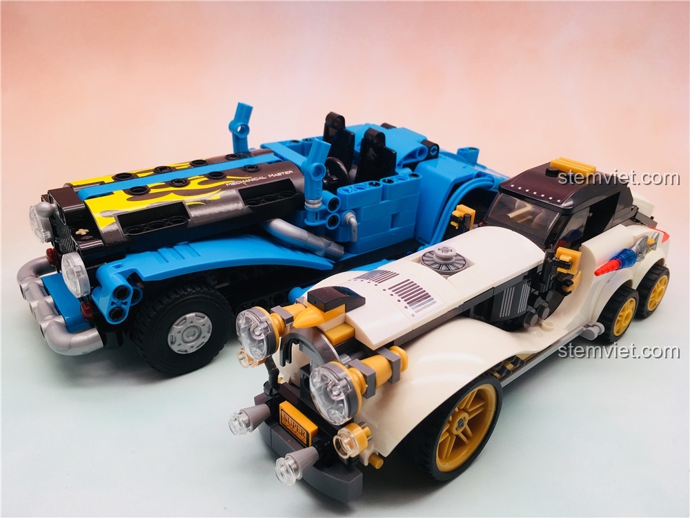 So sánh kích thước mô hình xe mui trần Winner 7090 với một mẫu xe lắp ráp khác, làm nổi bật sự to lớn và ấn tượng của nó.