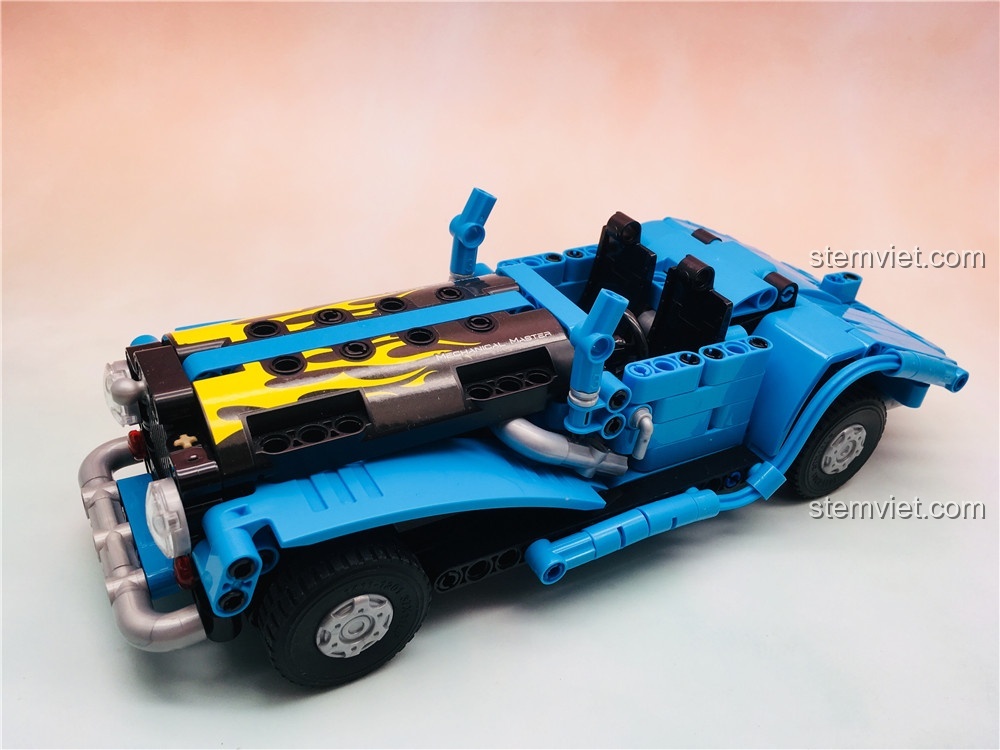 Phiên bản xe mui trần cổ điển Winner 7090 màu xanh dương đã được tùy chỉnh, với các chi tiết cải tiến ở phần nắp capo và đuôi xe.