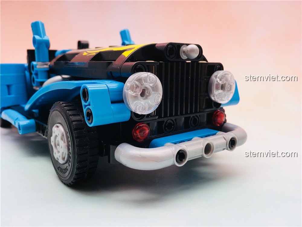 Cận cảnh phần đầu xe của mô hình Winner 7090, với đèn pha tròn và cản trước được thiết kế theo phong cách xe cổ điển.