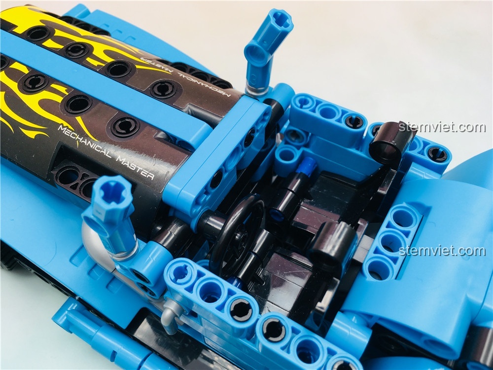 Cận cảnh khoang lái của mô hình xe mui trần Winner 7090, thể hiện vô lăng và ghế ngồi, cùng các chi tiết lắp ráp bên trong.