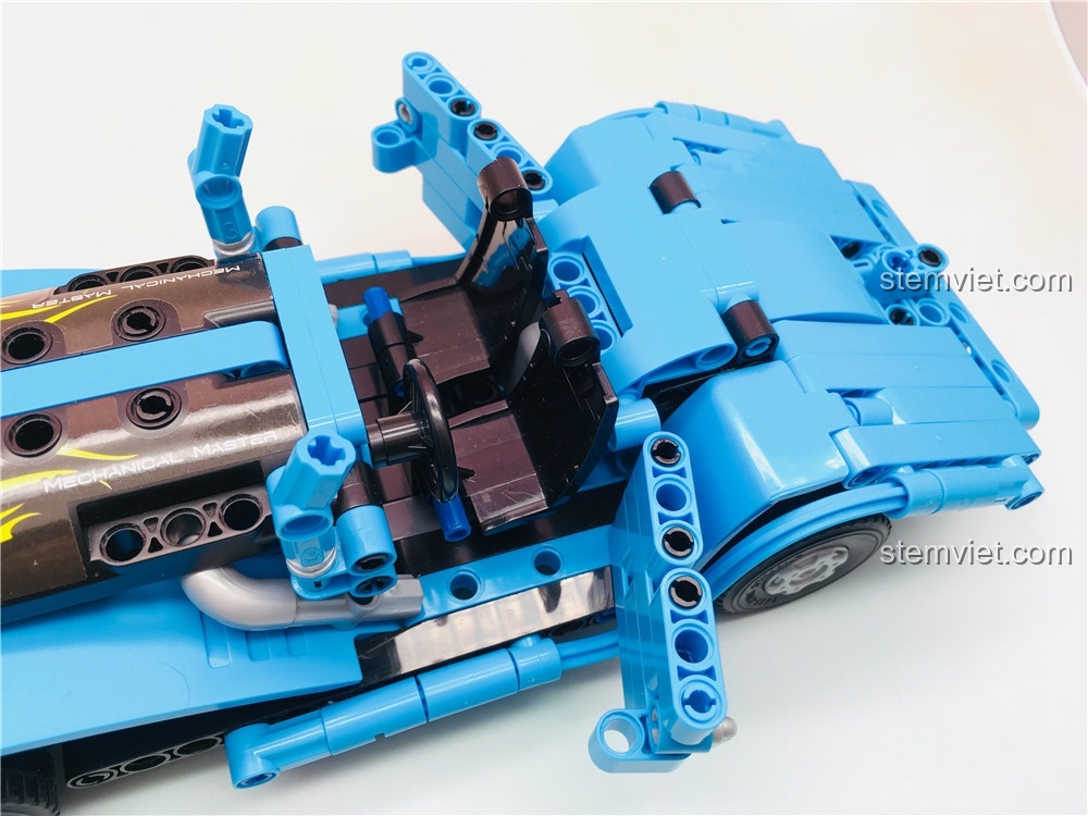 Góc nhìn từ trên xuống của mô hình xe mui trần Winner 7090 đã được tùy chỉnh, tập trung vào phần nắp capo và khoang lái.