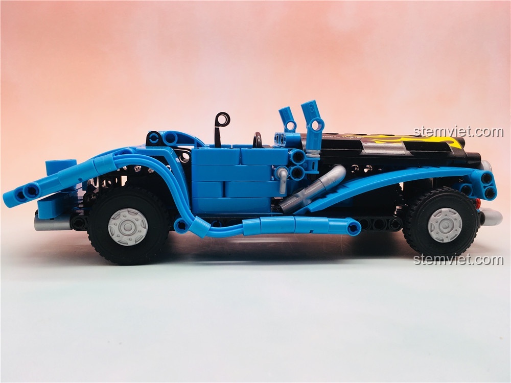 Góc nhìn ngang thân xe của mô hình Winner 7090, thể hiện tổng thể thiết kế và các chi tiết ống xả bên hông xe.