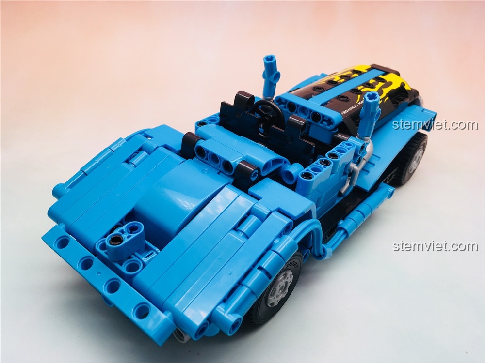 Góc nhìn từ phía sau của mô hình xe mui trần Winner 7090 đã được tùy chỉnh, cho thấy sự cải thiện về thiết kế và tính thẩm mỹ.