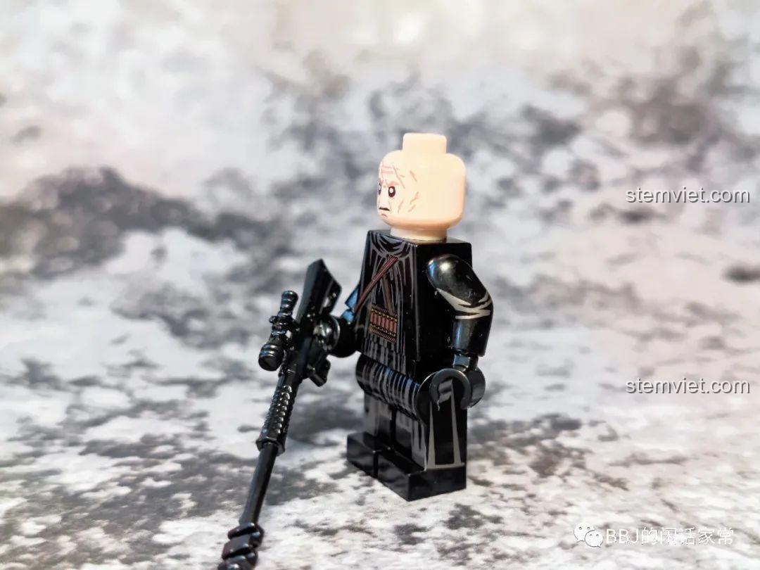 Minifigure Boba Fett (chưa giáp) với súng dài từ đồ chơi mô hình Star Wars The Mandalorian, chi tiết ấn tượng