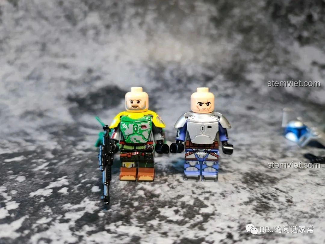 Toàn bộ 8 minifigure trong bộ đồ chơi mô hình WM 6122 The Mandalorian, xếp thành hàng ngang.