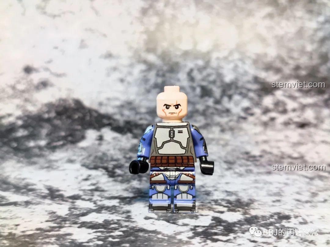 Minifigure Jango Fett với hai khẩu súng từ Nhân vật The Mandalorian WM 6122, sẵn sàng chiến đấu