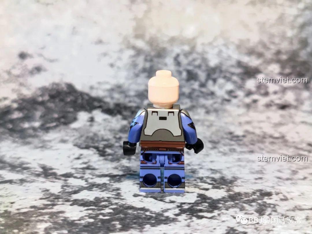 Mặt sau minifigure Jango Fett từ đồ chơi mô hình Star Wars The Mandalorian, chi tiết áo giáp độc đáo