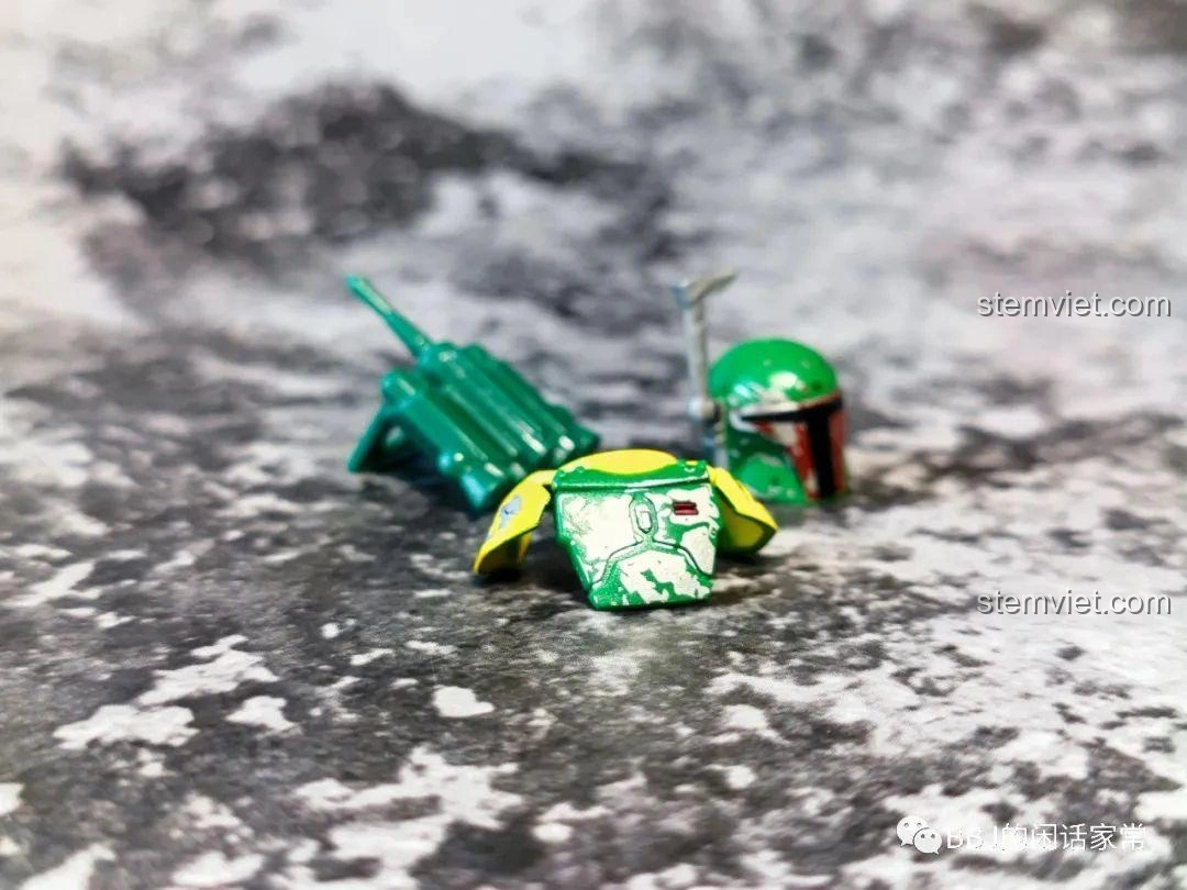 Hai minifigure Cobb Vanth và Boba Fett có giáp từ bộ đồ chơi lắp ráp WM 6122 Star Wars đứng cạnh nhau.