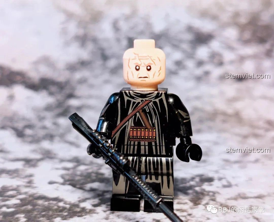 Minifigure Boba Fett không mũ bảo hiểm từ bộ đồ chơi xếp hình WM 6122 The Mandalorian, nhìn từ phía trước.