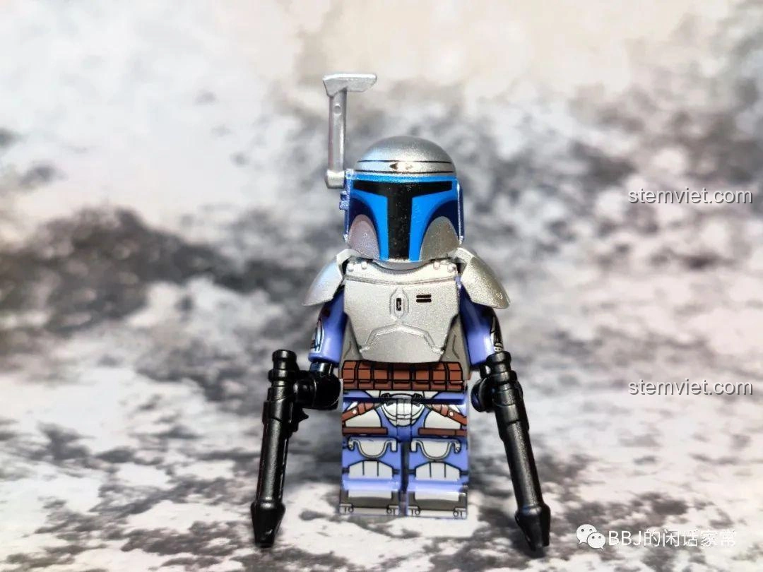 Minifigure Jango Fett từ bộ đồ chơi xếp hình WM 6122 The Mandalorian, nhìn từ phía trước với hai khẩu súng.