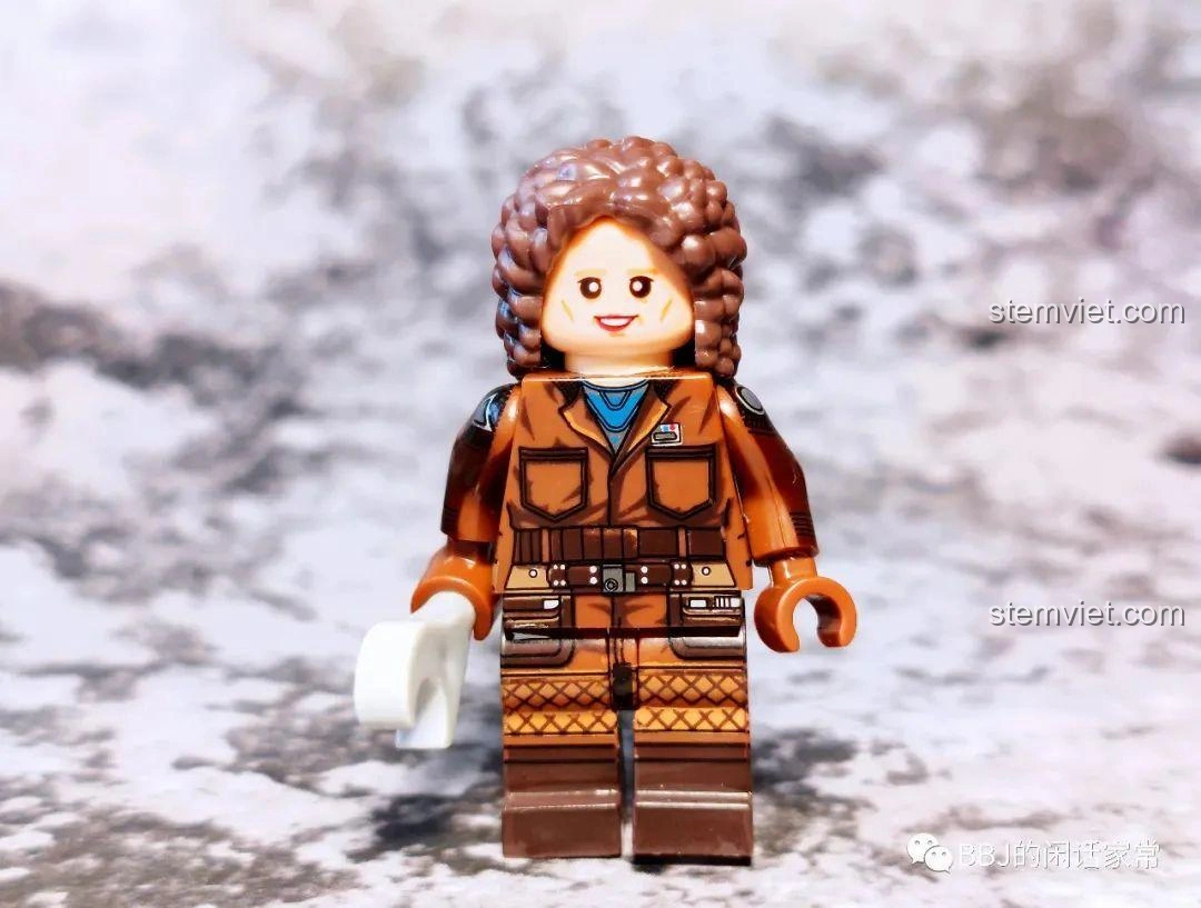 Minifigure Peli Motto từ bộ đồ chơi xếp hình WM 6122 The Mandalorian, nhìn từ phía trước với cờ lê.