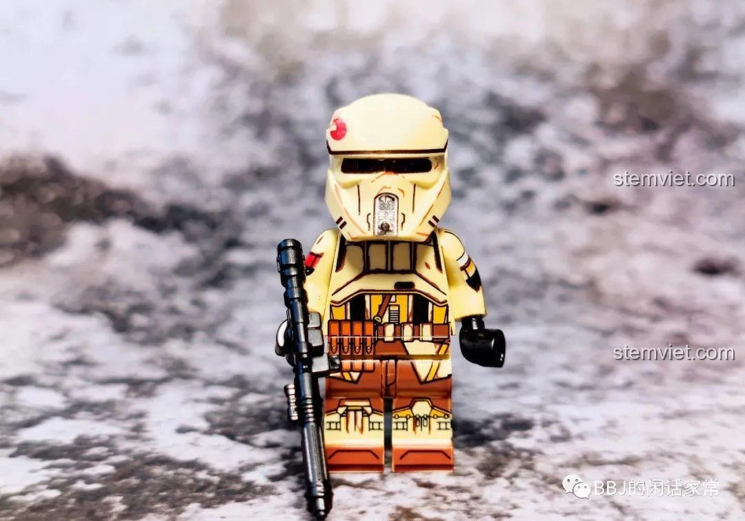 Minifigure Shoretrooper từ bộ đồ chơi xếp hình WM 6122 The Mandalorian, nhìn từ phía trước với súng.