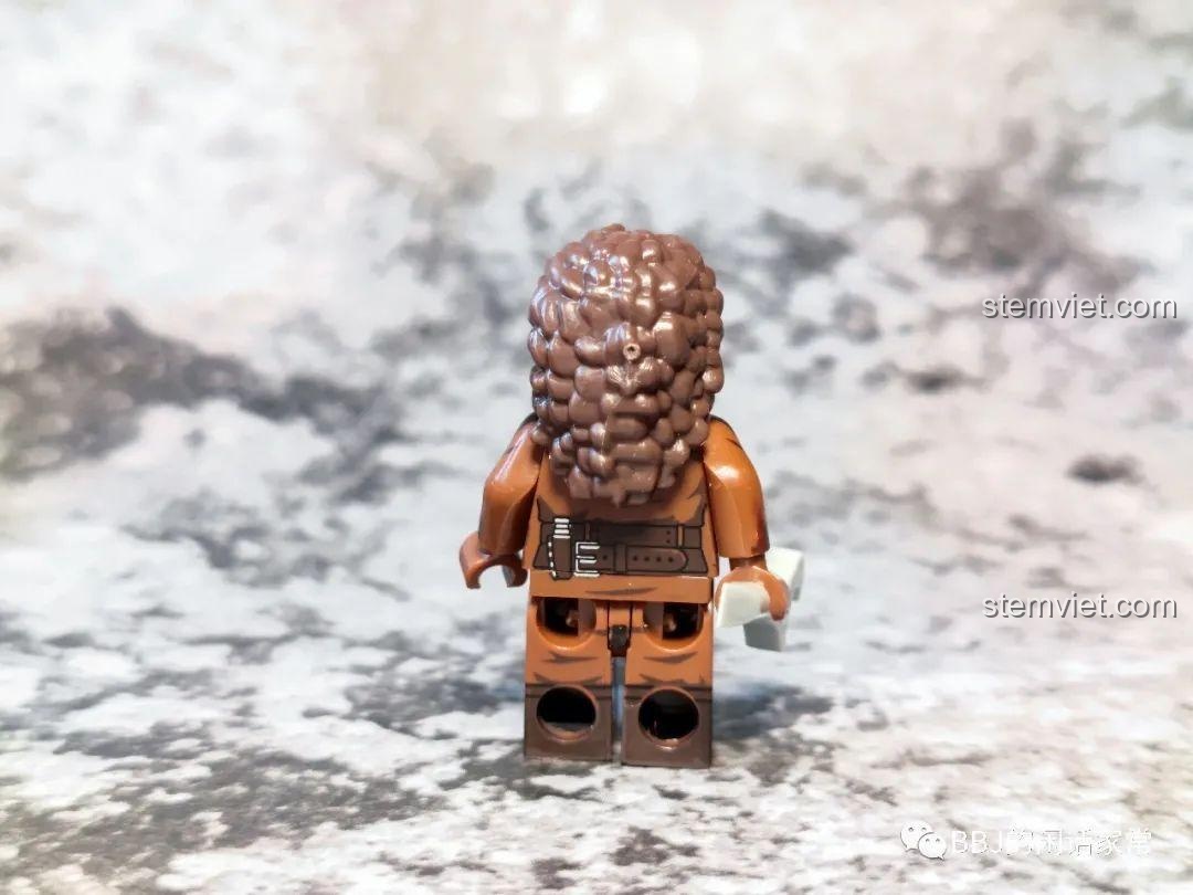 Mặt sau minifigure Peli Motto từ set đồ chơi WM The Mandalorian, thiết kế chân thực