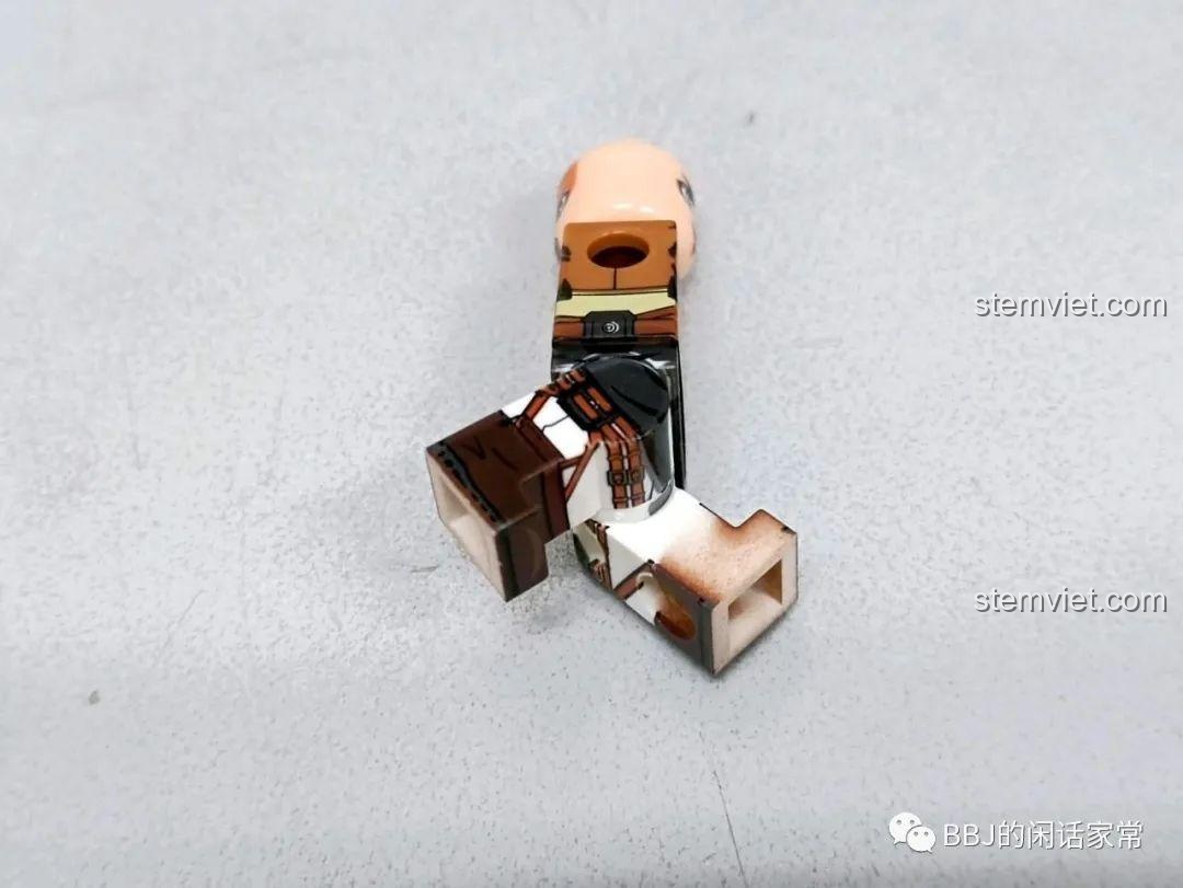 Chi tiết các mảnh ghép của một minifigure trong bộ Attack on Titan WM6148, bao gồm thân, chân và đầu.