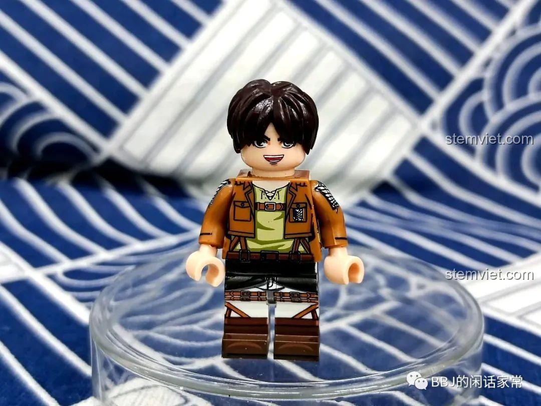 Minifigure Eren Jaeger WM2443 với biểu cảm hiền lành. Một trong 8 nhân vật của bộ minifigure Attack on Titan.