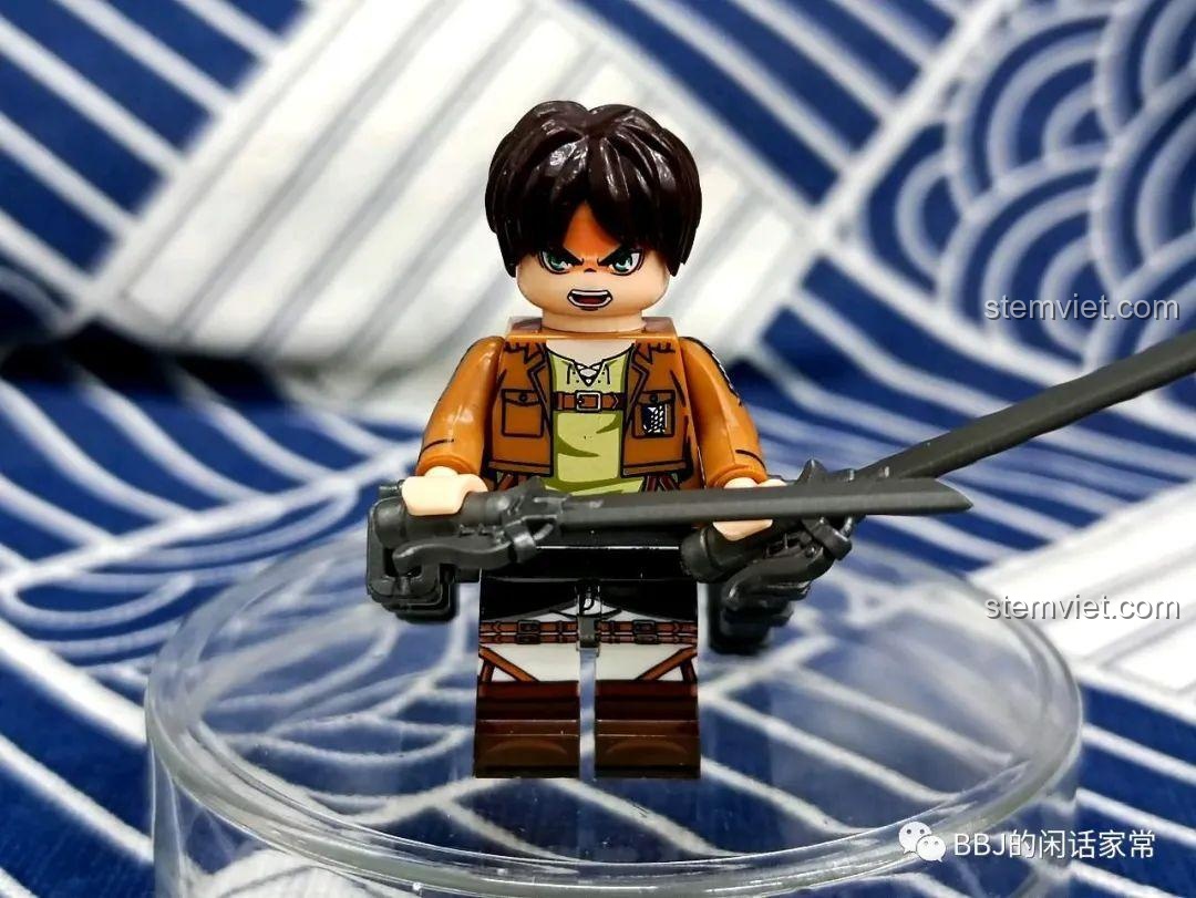 Minifigure Eren Jaeger WM2443 trang bị đầy đủ bộ động cơ 3D và kiếm, sẵn sàng chiến đấu. Đồ chơi mô hình WM6148.