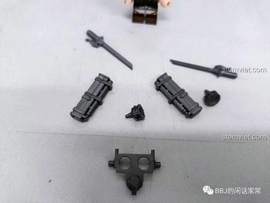 Phụ kiện bộ động cơ 3D và kiếm trong set đồ chơi WM6148. Figure Đại Chiến Titan WM đi kèm vũ khí đầy đủ.