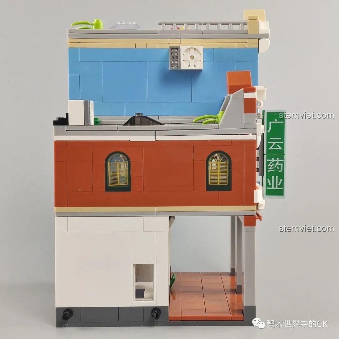 Biển hiệu 'Quảng Vân Dược Nghiệp' trên mô hình Phố Cổ Kiến Trúc Qilou WOMA C0336, tạo điểm nhấn chân thực.