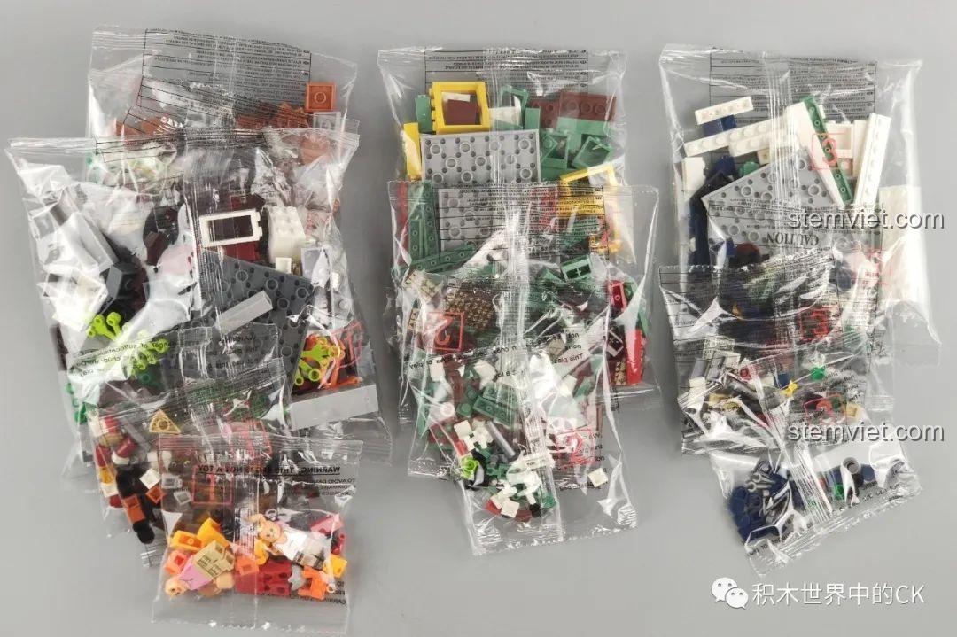 Hai mô hình Phố Cổ Kiến Trúc Qilou WOMA C0336 và C0337 đặt cạnh nhau, tạo nên một dãy phố cổ sống động.