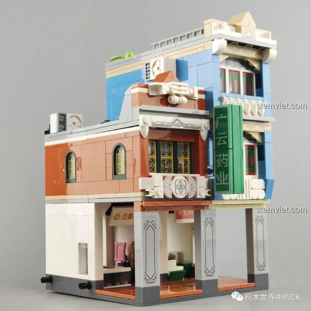 Cửa sổ với hoa văn tinh xảo trên mô hình Phố Cổ Kiến Trúc Qilou WOMA C0336, mang đậm nét kiến trúc cổ điển.