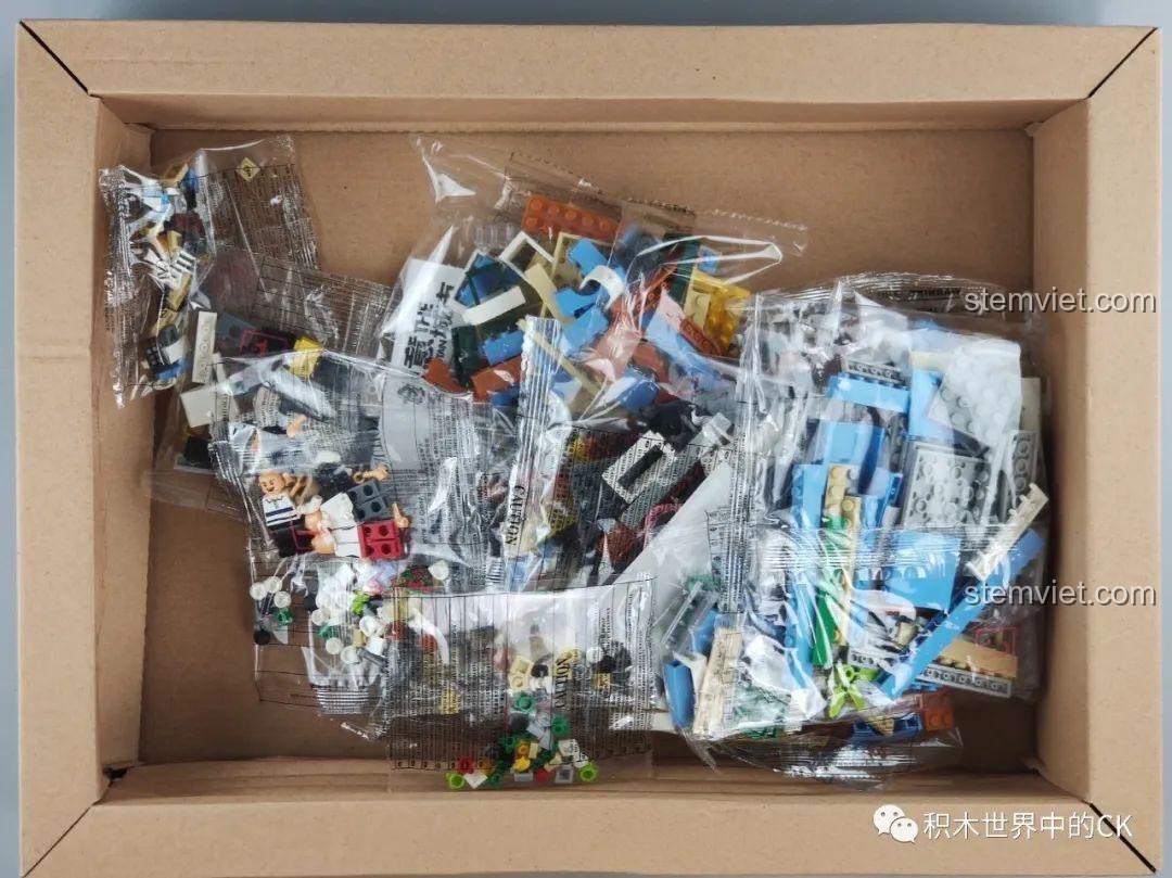 Các mảnh ghép của bộ lắp ghép WOMA C0336 Phố Cổ Kiến Trúc Qilou được đóng gói trong hộp, đảm bảo chất lượng.