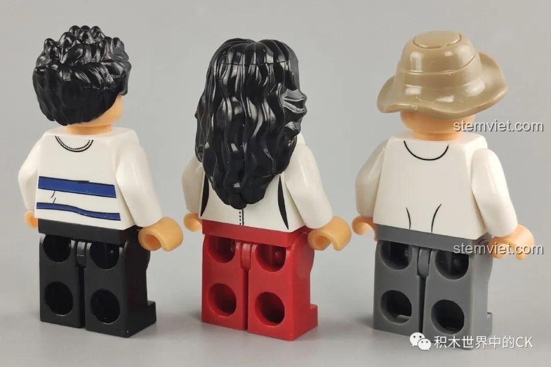Góc nhìn phía sau của các minifigure trong bộ đồ chơi WOMA C0336, thể hiện chi tiết trang phục.