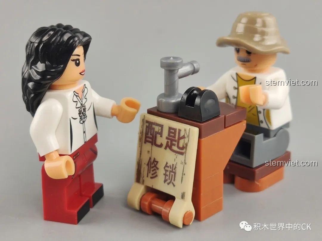 Minifigure tương tác với phụ kiện sửa khóa trong bộ đồ chơi WOMA C0336, tạo nên câu chuyện sống động.