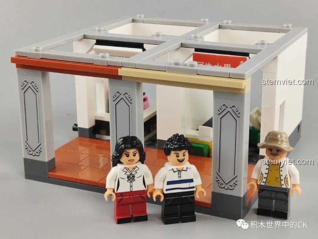 Ba minifigure và phần nền của mô hình Phố Cổ Kiến Trúc Qilou WOMA C0336, sẵn sàng cho cuộc sống thành phố.