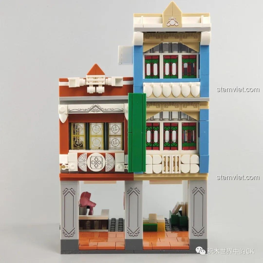 Mô hình tổng thể Phố Cổ Kiến Trúc Qilou WOMA C0336 nhìn từ bên cạnh, với các chi tiết cửa sổ và ban công.