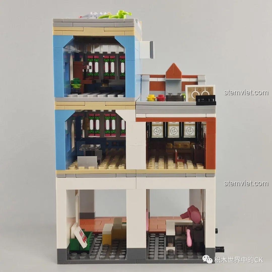 Một góc nhìn khác của mô hình Phố Cổ Kiến Trúc Qilou WOMA C0336, làm nổi bật các tầng và chi tiết kiến trúc.