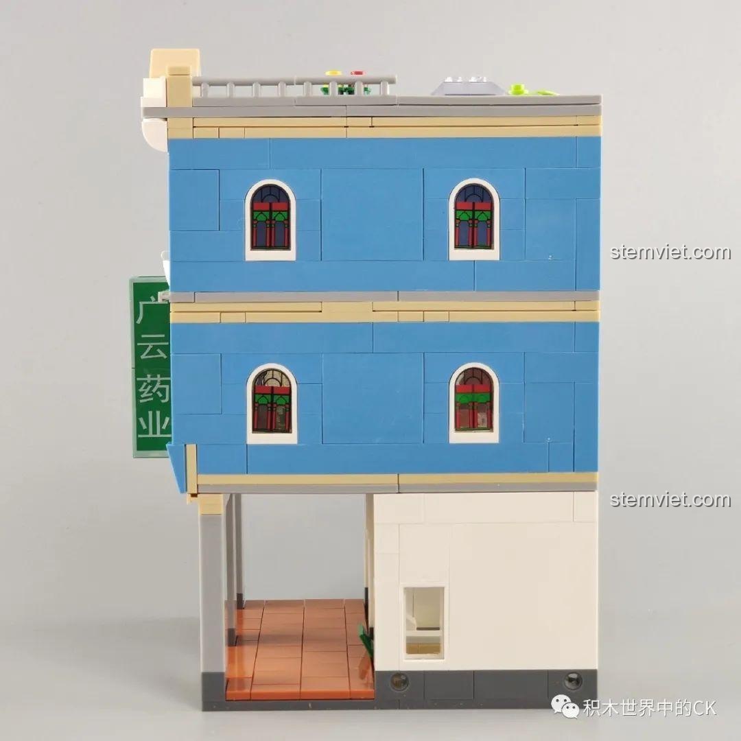 Mô hình tổng thể Phố Cổ Kiến Trúc Qilou WOMA C0336 nhìn từ phía sau, với các chi tiết mặt sau của tòa nhà.